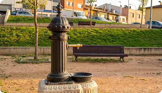 farola-en-parque-cesped-verde